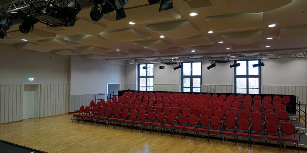 Saal mit Bühne und Foyer im Sorbischen National-Ensemble